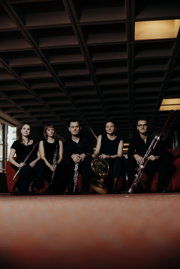 Natalia Karaszewska (Flöte), Miriam Hanika (Oboe), Maximilian Strutynski (Klarinette), Dorothea Bender (Horn), Kaspar Reh (Fagott)